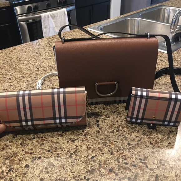 “SOLD “. NWT Burberry 2018 Vintage Check Wallet - Picture 2 of 8